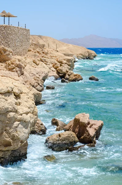Plážové deštníky na skalnaté pobřeží Rudého moře, Šarm aš Šejch, Egypt — Stock fotografie