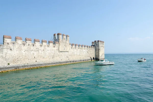 Castillo de Scaligers (segunda mitad del siglo XII - principios del XIII) en la orilla del lago de Garda en la ciudad turística de Sirmione, Italia —  Fotos de Stock