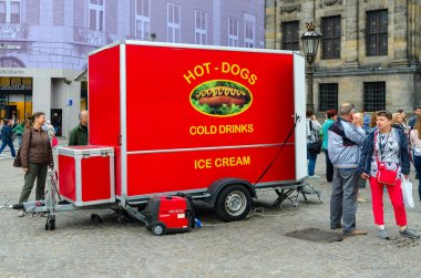 Turistler Amsterdam Royal Palace yakınlarındaki Dam Meydanı'nda, Hollanda