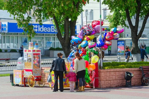 Sale of cotton candy, popcorn and colorful balloons on city street, Gomel, Belarus — Stock Photo, Image