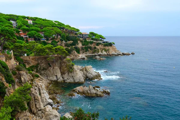Lloret de Mar, Costa Brava, Katalonya, İspanya'da kayalık sahilin güzel manzarası