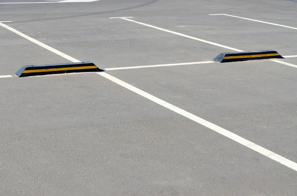 Marking of parking spaces at supermarket — Stock Photo, Image
