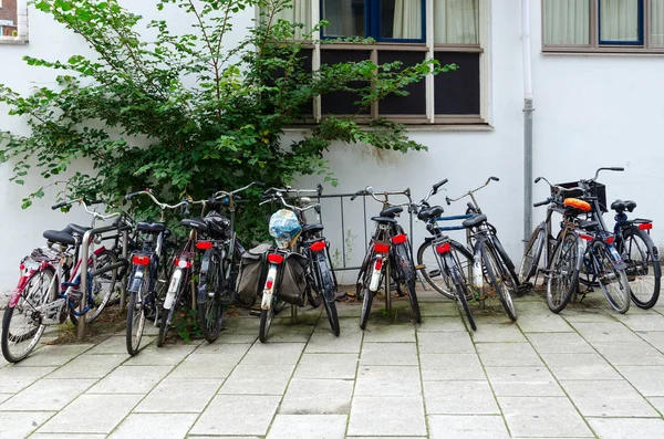 암스테르담 거리의 자전거 주차, 네덜란드 — 스톡 사진