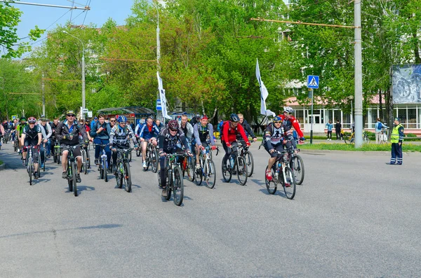 Passeio de bicicleta de primavera em massa com a participação de atletas e entusiastas de ciclismo dedicados à abertura da temporada de ciclismo 2019, Gomel, Bielorrússia — Fotografia de Stock