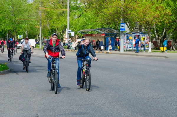 Paseo en bicicleta de primavera masiva con la participación de atletas y entusiastas del ciclismo dedicados a la apertura de la temporada de ciclismo 2019, Gomel, Bielorrusia — Foto de Stock