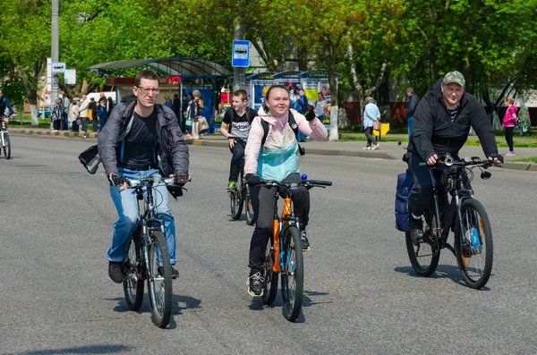Passeio de bicicleta de primavera em massa com a participação de atletas e entusiastas de ciclismo dedicados à abertura da temporada de ciclismo 2019, Gomel, Bielorrússia — Fotografia de Stock