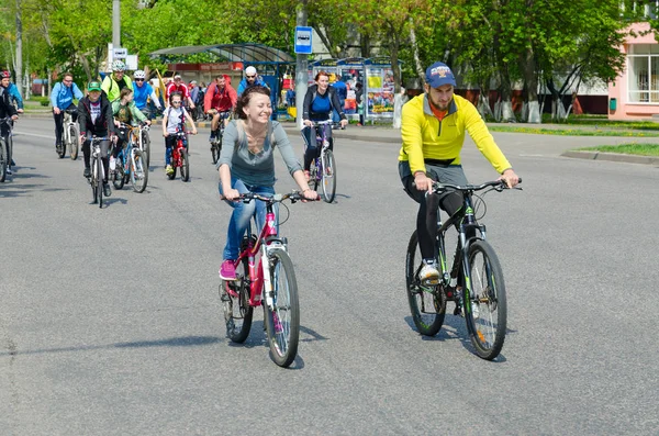 Passeio de bicicleta de primavera em massa com a participação de atletas e entusiastas de ciclismo dedicados à abertura da temporada de ciclismo 2019, Gomel, Bielorrússia — Fotografia de Stock