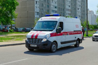 Ambulans araba şehir caddesi, Gomel, Beyaz Rusya üzerinde hareket