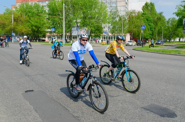 Os participantes do passeio de bicicleta de primavera em massa, dedicado à abertura da temporada de bicicletas-2019, movem-se ao longo da rua da cidade, Gomel, Bielorrússia — Fotografia de Stock