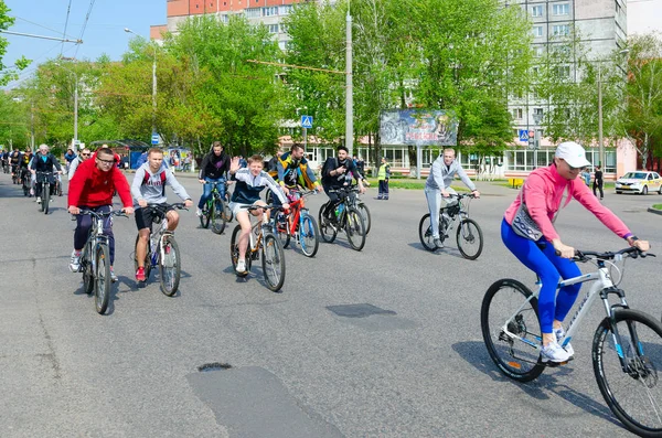 2019 년 자전거 시즌 개막에 전념하는 대량 봄 자전거 타기 참가자는 도시 거리, 고멜, 벨라루스를 따라 이동합니다. — 스톡 사진