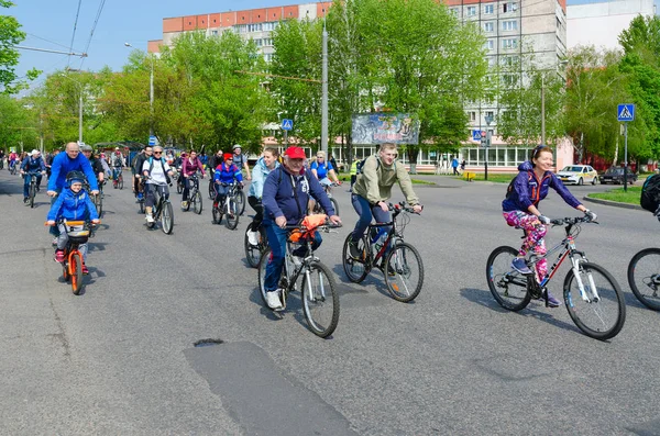 Os participantes do passeio de bicicleta de primavera em massa, dedicado à abertura da temporada de bicicletas-2019, movem-se ao longo da rua da cidade, Gomel, Bielorrússia — Fotografia de Stock