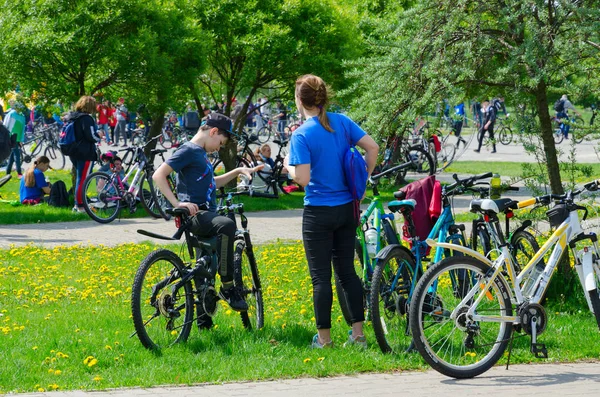 Participantes del paseo en bicicleta de primavera masiva, dedicado a la apertura de la temporada de ciclismo 2019, Gomel, Bielorrusia — Foto de Stock