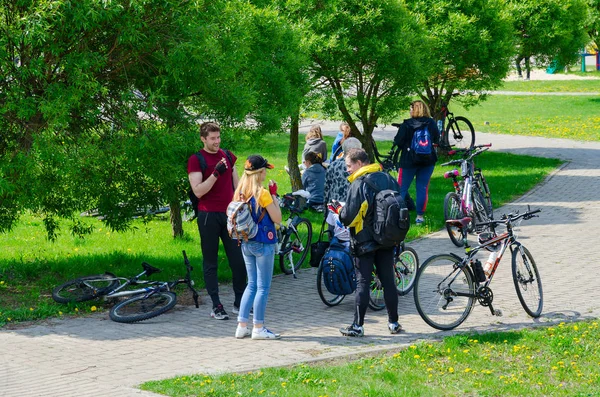 Participantes do passeio de bicicleta de primavera em massa, dedicado à abertura da temporada de ciclismo 2019, Gomel, Bielorrússia — Fotografia de Stock