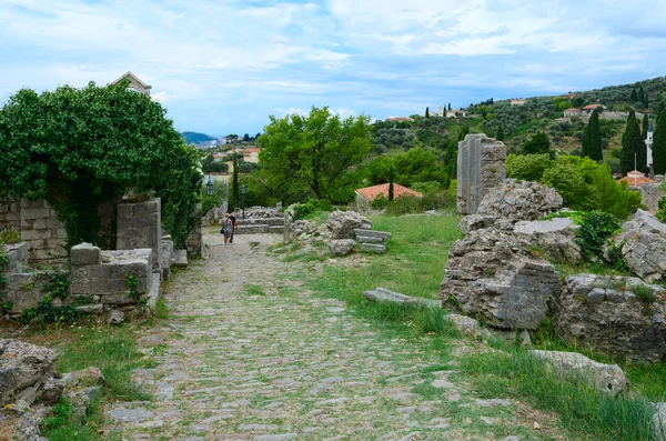 I turisti camminano lungo la strada tra le rovine dell'antica fortezza nel Vecchio Bar, Montenegro — Foto Stock