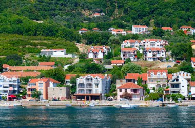 Denizden tatil köyü kıyısına güzel manzara, Kotor Koyu, Karadağ