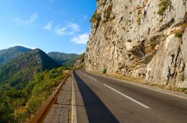 Budva sahili üzerindeki dağ yolu, Karadağ