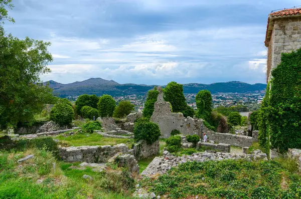 Paseo turístico por carretera entre las ruinas de la antigua fortaleza en Old Bar, Montenegro —  Fotos de Stock