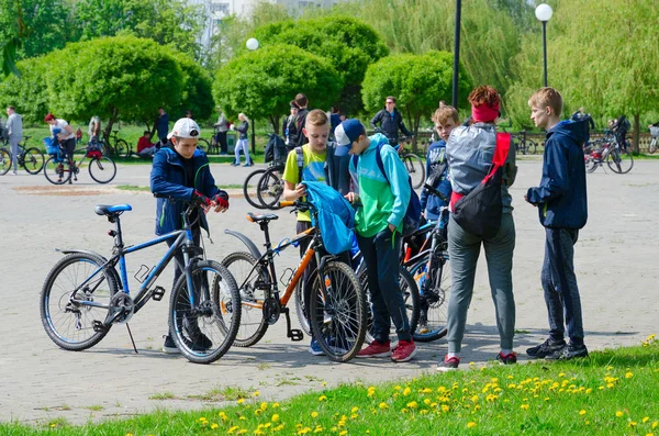 Participantes do passeio de bicicleta de primavera em massa, dedicado à abertura da temporada de ciclismo 2019, Gomel, Bielorrússia — Fotografia de Stock