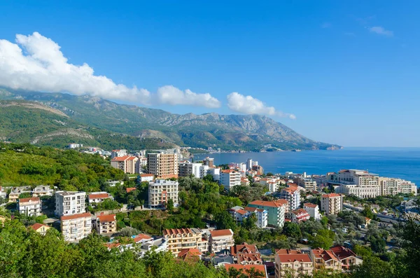 Piękny widok na miasto kurortu Becici na wybrzeżu Morza Adriatyckiego, Czarnogóra — Zdjęcie stockowe