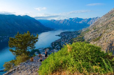 Turistler Kotor ve Kotor Körfezi, Karadağ üzerinde antik kale duvarlarında