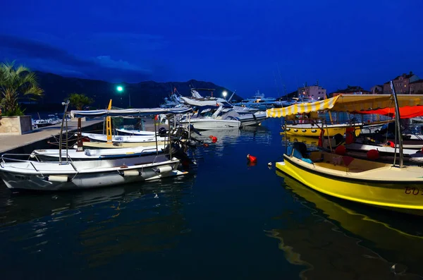 Pleasure boats and yachts at pier on promenade of Budva, Montenegro — Stock Photo, Image
