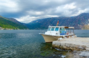 Kotor Körfezi'nde resif (Gospa od Skrpela Adası) Virgin Adası'nda Gezi tekne, Karadağ