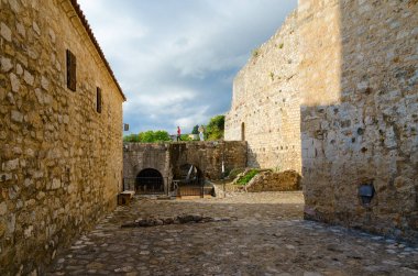 Turistler Karadağ'ın Ulcinj tatil beldesindeki Arkeoloji Müzesi'ni ziyaret ettiler