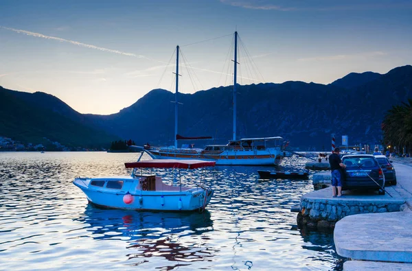 Boats at waterfront of resort town of Perast against backdrop of mountains, evening view, Montenegro — Stock Photo, Image