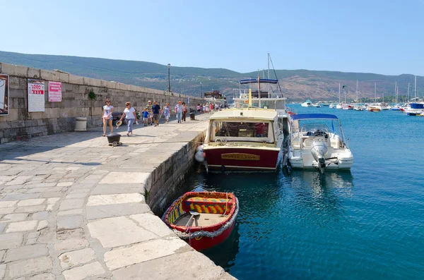 Turyści są w molo miasta kurortu Herceg Novi, Czarnogóra — Zdjęcie stockowe