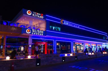 Akşam Soho Meydanı popüler alışveriş ve eğlence bölgesinde Sushi Lounge, Şarm El Şeyh, Mısır