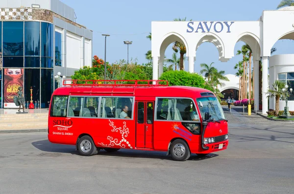 Bright red bus on street in popular shopping and entertainment complex Soho Square, Sharm El Sheikh, Egypt — Stock Photo, Image