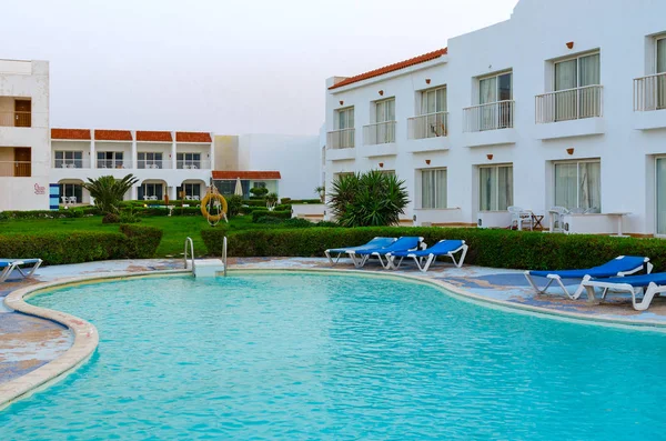 Territorium des Hotels Siva Sharm (ehemaliges Savita Resort) 5 * in der Hai-Bucht. Pool in der Nähe eines zweistöckigen Gebäudes — Stockfoto