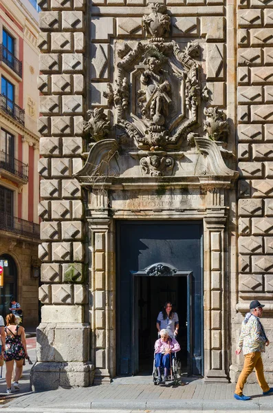 Люди идут по пешеходной улице La Rambla возле церкви Богоматери Вифефеемской (Parroquia de la Verge de Betlem), Барселона, Испания — стоковое фото