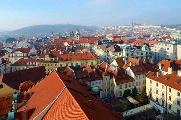 Belle vue sur le centre historique de Prague, nouvel hôtel de ville, République tchèque — Photo