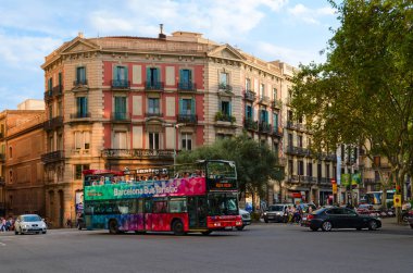 Placa d 'Urquinaona 'da çift katlı gezi otobüsü, Barselona, Ispanya
