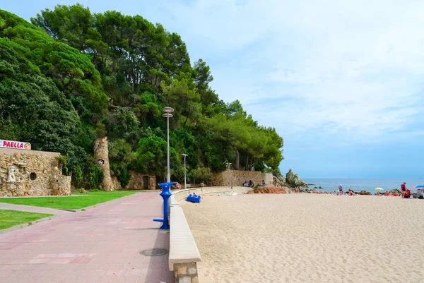 Populära Fenals Beach i semesterorten Lloret de Mar, Costa Brava, Katalonien, Spanien — Stockfoto