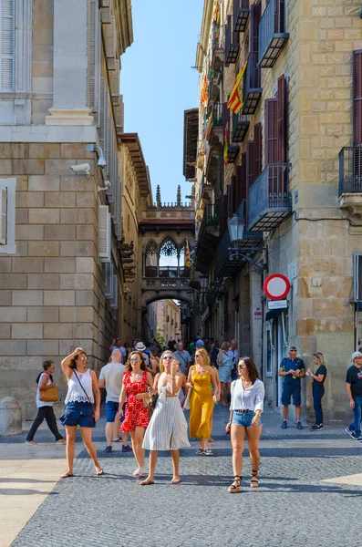 Туристы находятся на площади Святого Иакова, Барселона, Испания. Вид на мост Сьера (Понт-Сьера) в Готическом квартале — стоковое фото