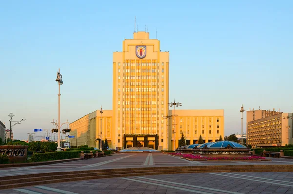 Bağımsızlık Meydanı, Maxim Tank, Minsk, Beyaz Rusya adını Belorussian Devlet Pedagoji Üniversitesi — Stok fotoğraf