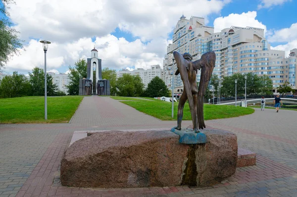 Memorial complex Monument to Soldiers-Internationalists on Island of Tears (en inglés). Escultura del ángel de la guarda llorando, Minsk, Bielorrusia —  Fotos de Stock