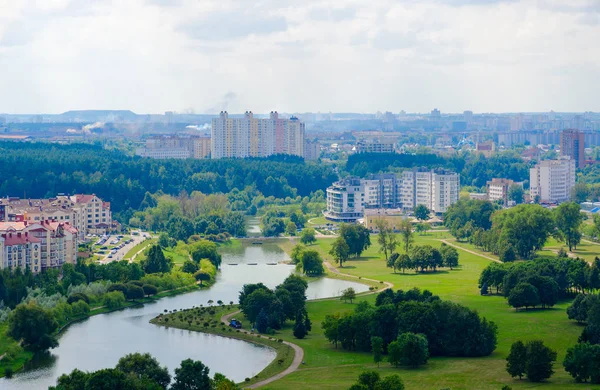 Gyönyörű kilátás a minszki a megfigyelő fedélzetre a nemzeti könyvtár a Belarusz Köztársaság — Stock Fotó