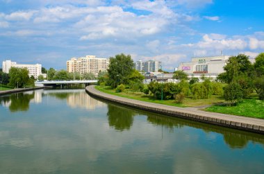 Svisloch Nehri ve konser salonu Minsk, Beyaz Rusya dolgu güzel yaz görünümü