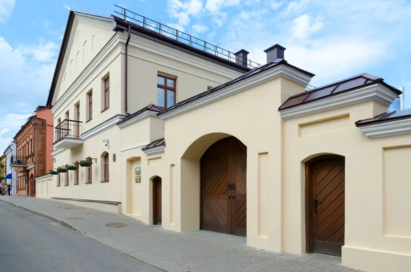 Suburbio de Rakovskoe, calle Rakovskaya, 14. Edificio de mediados del siglo XIX en el centro histórico de Minsk, Belarús — Foto de Stock