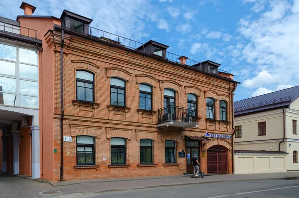 Rakovskoe suburb, Rakovskaya street, 16. Building of late XIX century - early XX century in historical center of Minsk, Belarus — Stock Photo, Image