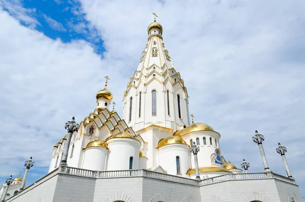 すべての聖徒に敬意を表し、祖国、ミンスク、ベラルーシを救った犠牲者の追悼に寺院の記念碑 — ストック写真