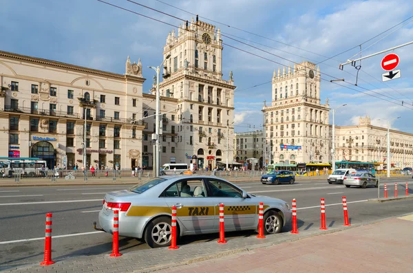 Privokzalnaja Square (brány v Minsku), Minsk, Bělorusko. Taxi na ulici City — Stock fotografie