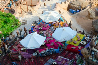 Hadaba ilçesinde Kızıldeniz kıyısında popüler Farsha kafe yukarıdan görünümü, Şarm El Şeyh, Mısır