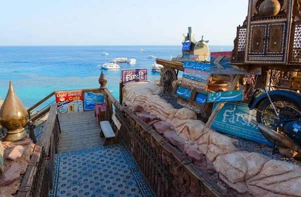 Treppenabgang zum beliebten Farsha-Café mit originellem Design am Ufer des Roten Meeres im Hadaba-Viertel, Sharm el Sheikh, Ägypten — Stockfoto