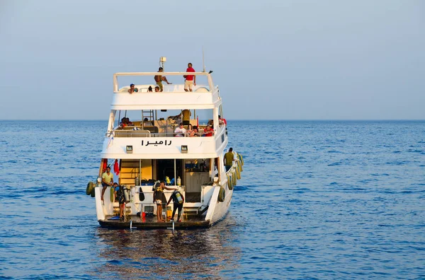 Δύτης σκαρφαλώνει πλοίο μετά από καταδύσεις σε παράκτιους κοραλλιογενείς υφάλους, Σαρμ Ελ Σέιχ, Αίγυπτος — Φωτογραφία Αρχείου