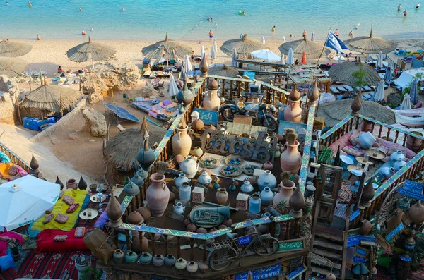 ハダバ地区の紅海の海岸にある人気のファルシャカフェ、シャルム・エル・シェイク、エジプトの美しいトップビュー ストックフォト