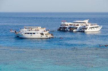 Ras Um Sid, Hadaba, Sharm El Sheikh, Mısır 'daki kıyı mercan resiflerindeki gemiler